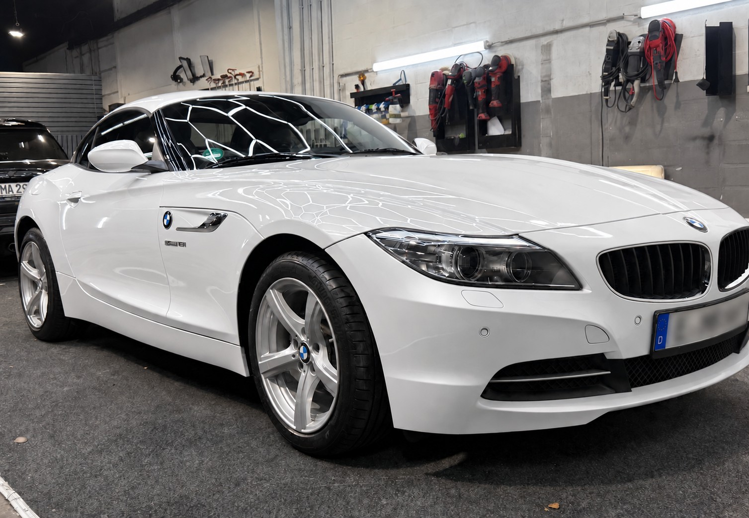 Weißer BMW Z4 bei Nano Car Cosmetic in Essen. Lackglanz digital bearbeitet, Kennzeichen unkenntlich gemacht.
