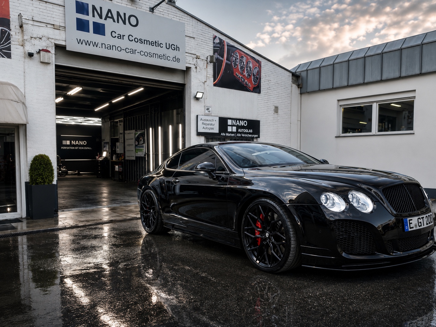 Schwarzer Bentley vor dem Eingang von Nano Car Cosmetic in Essen