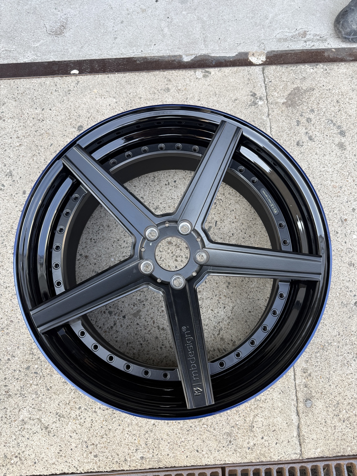 Schwarze Fünfspeichenfelge mit blauem Rand