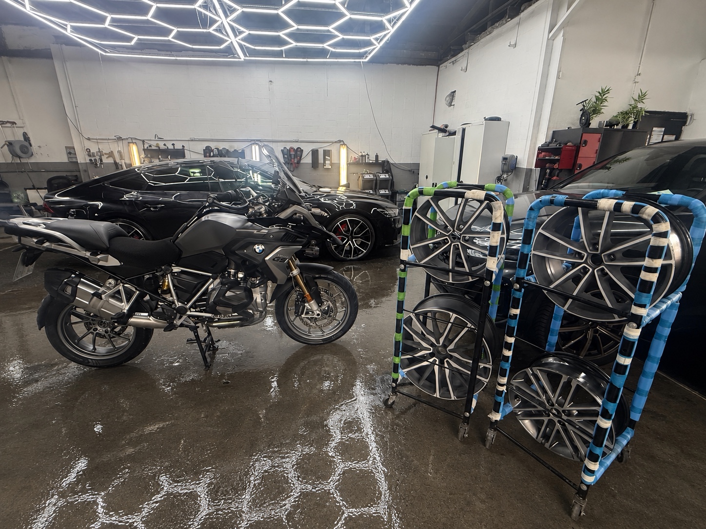 BMW-Motorrad, Fahrzeuge und Felgenständer in der Halle