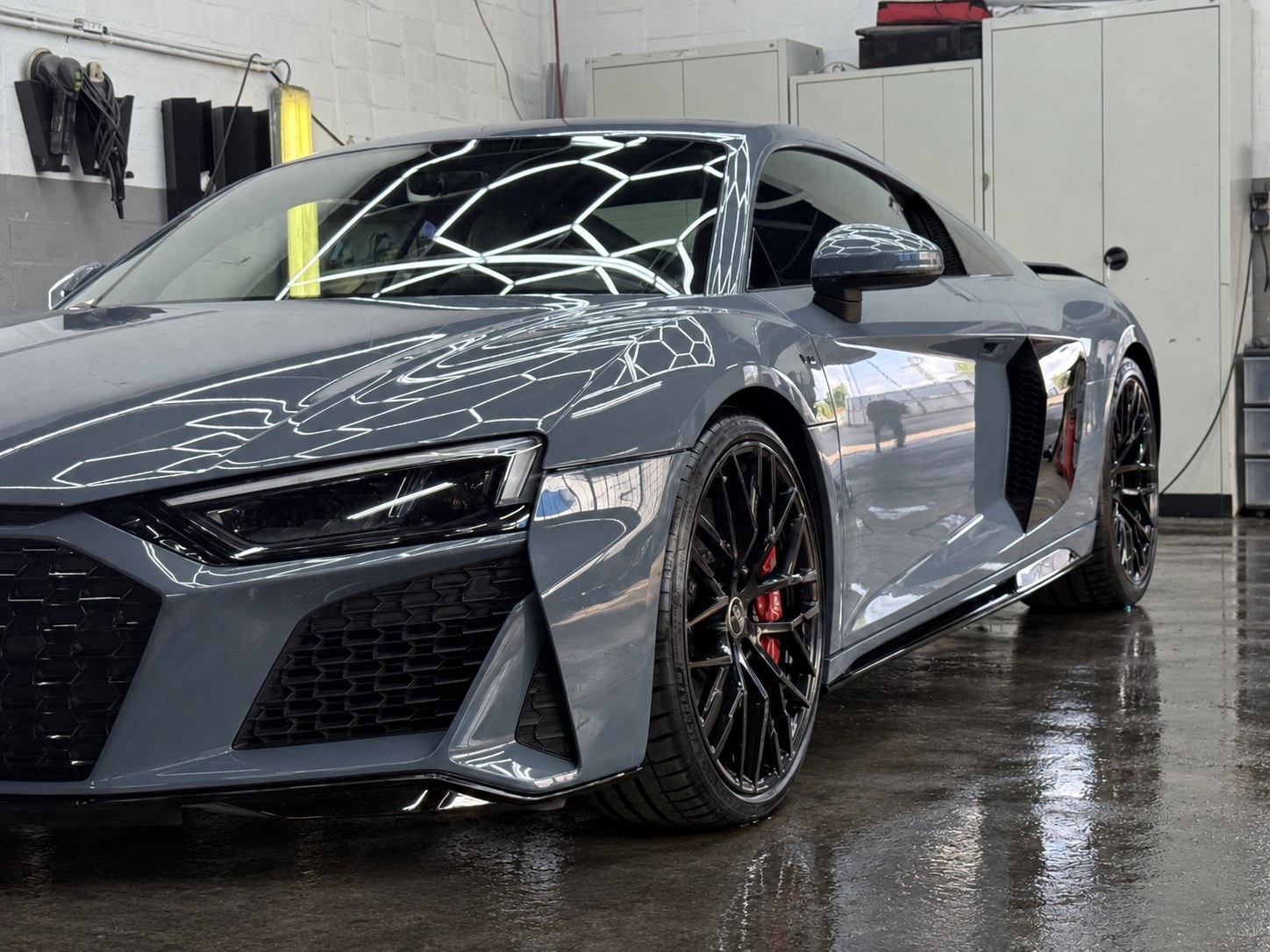 Grauer Audi R8 in unserer Halle