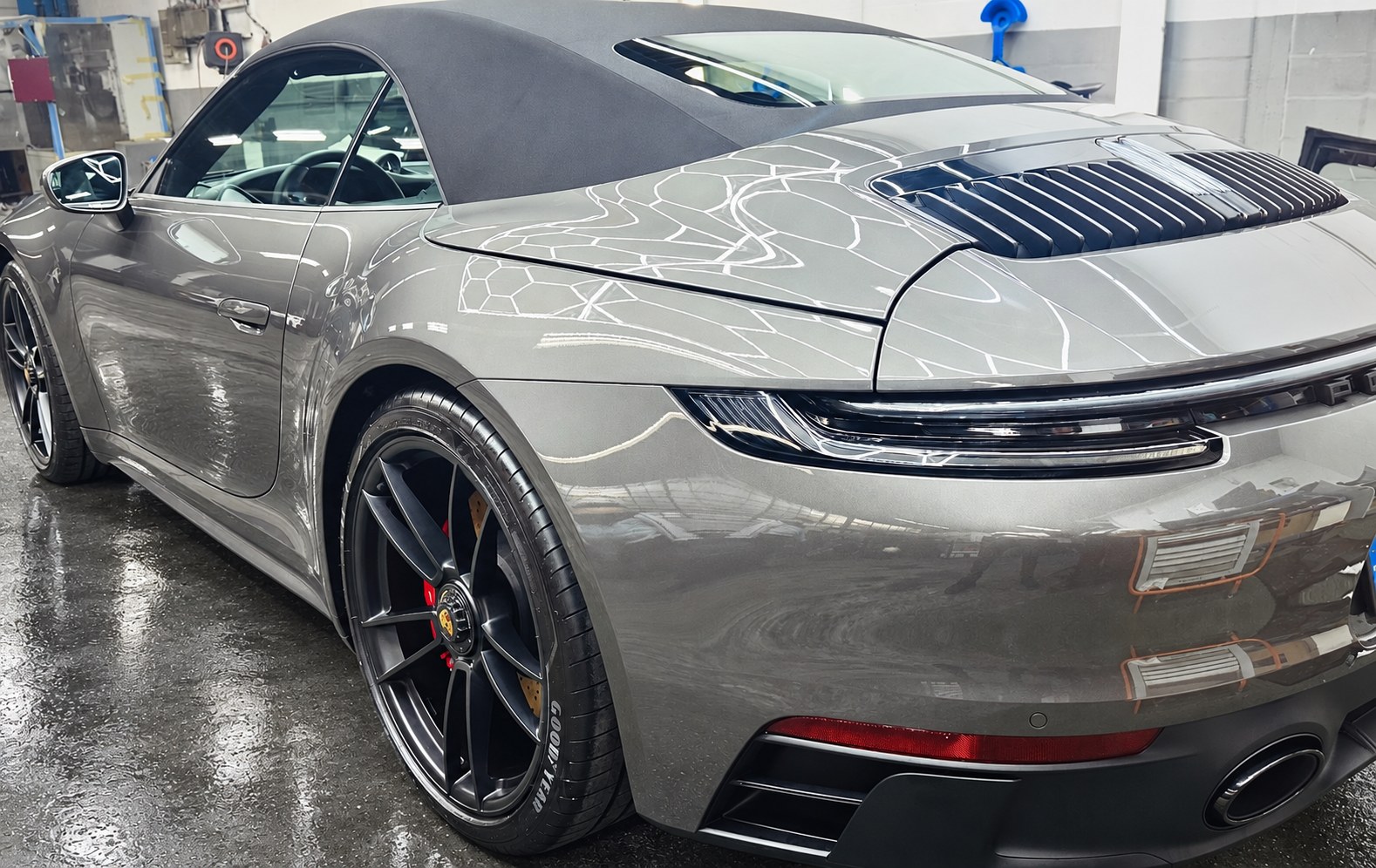 Graues Porsche-Cabrio in unserer Halle