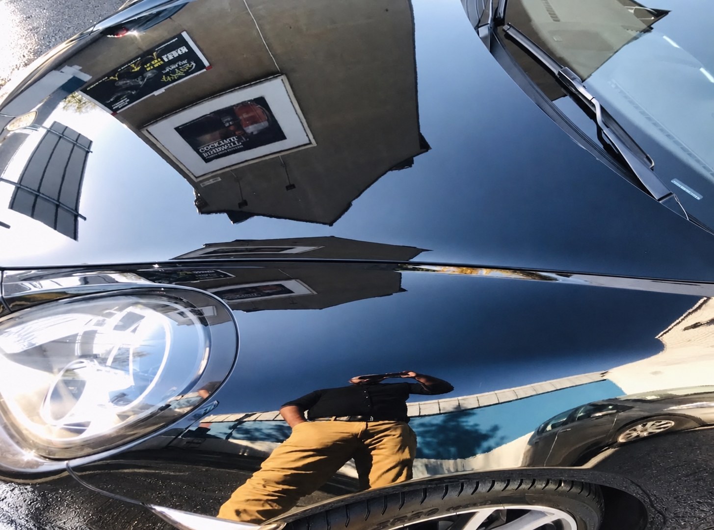 Lichtspiegelungen im schwarzen Porsche-Lack