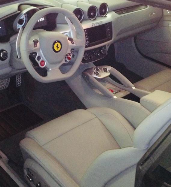 Heller Ferrari-Lederinnenraum mit Lenkrad, Sitzen und Mittelkonsole