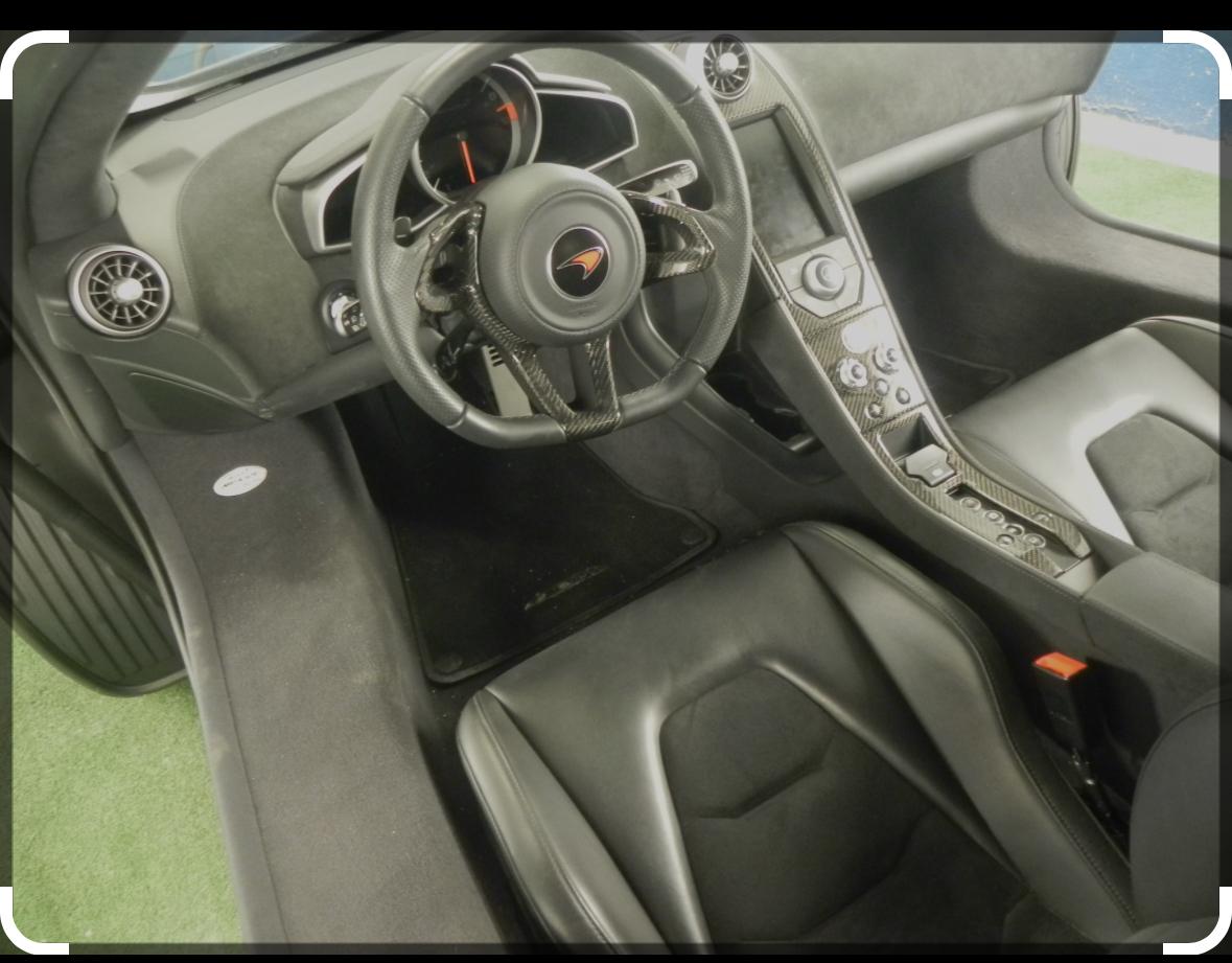 McLaren-Cockpit mit dunklen Sitzen und Carbon-Mittelkonsole