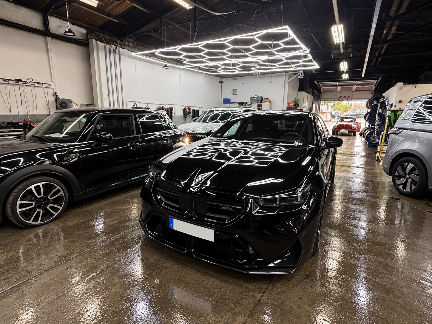 Schwarzer BMW bei Nano Car Cosmetic in Essen. Foto digital bearbeitet: Lackglanz und Boden; Kennzeichen unkenntlich gemacht.