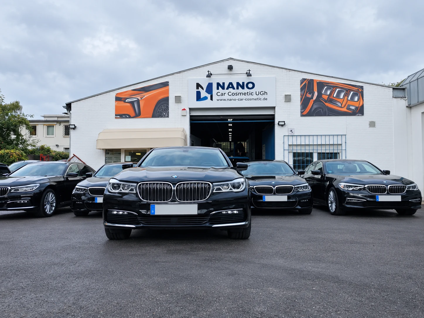 Gruppe schwarzer BMW-Limousinen vor der Werkstatt, Hofansicht digital aktualisiert