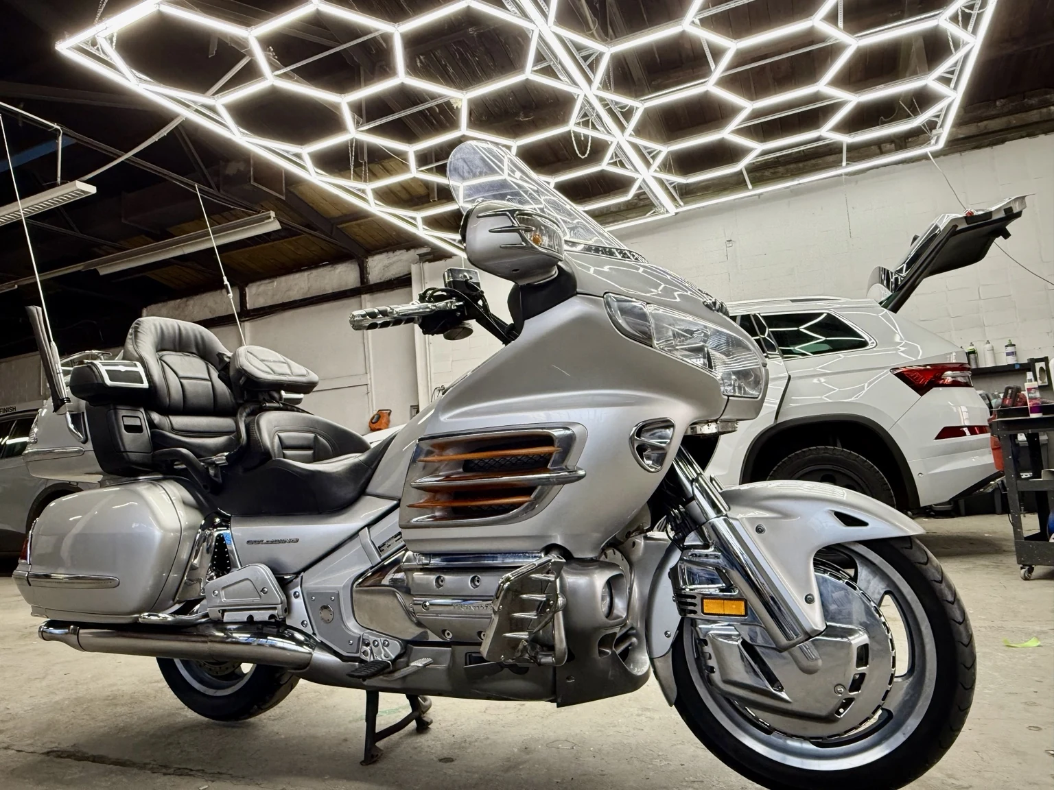Silberne Honda Gold Wing in unserer Werkstatt in Essen