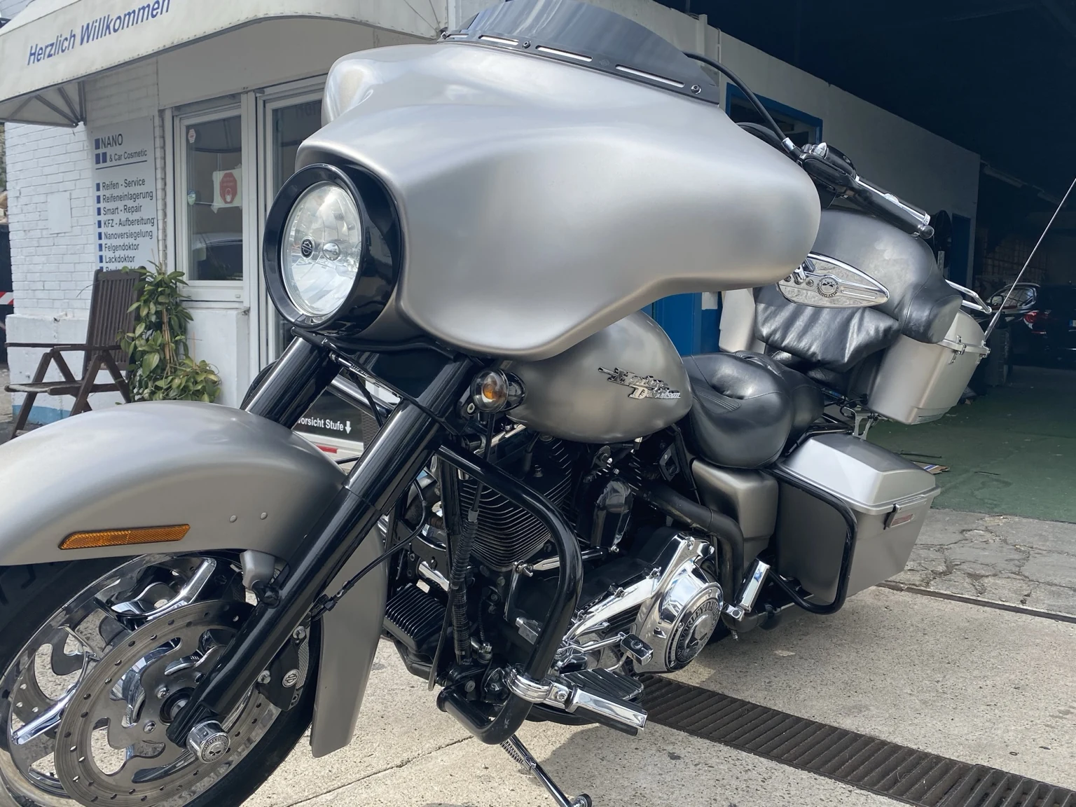 Mattsilberne Harley-Davidson am Werkstatteingang