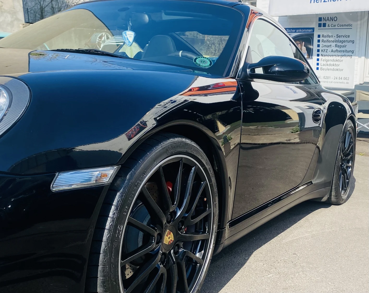 Schwarzer Porsche mit glänzendem Lack bei Nano Car Cosmetic in Essen