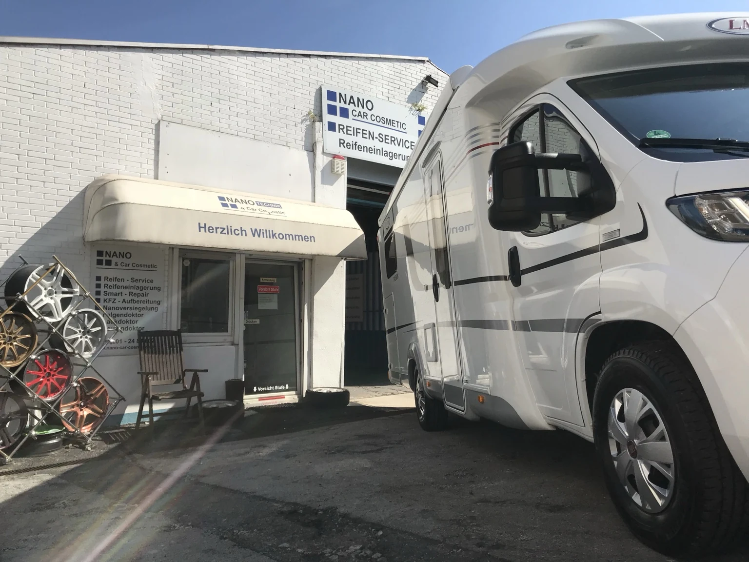 Weißes LMC-Wohnmobil vor unserer Werkstatt in Essen